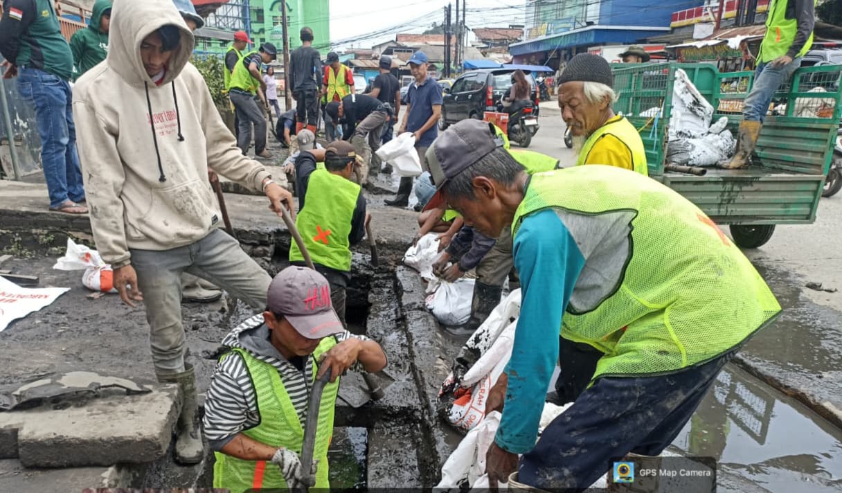 Hindari Luapan Air, Pentahelix Bersama PRIMA Normalisasi Drainase Jalan Raya Dayeuhkolot